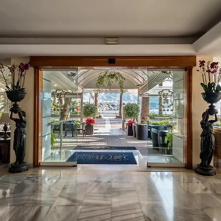 Отель Balcon De Europa 4*